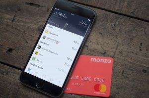 néo-banques-monzo-phone-card